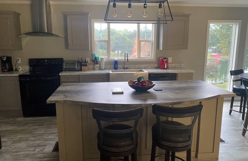 Taylorsville House | Experience Lark's Nest on Lake Hickory with Spa & Dock