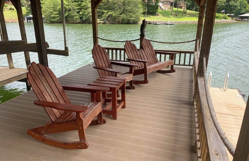 Taylorsville House | Experience Lark's Nest on Lake Hickory with Spa & Dock