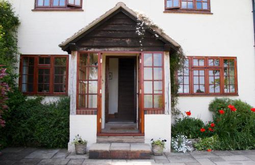 Saintbury Bed & Breakfast | Welcoming Larkrise Cottage Bed And Breakfast - Guest Rated 9.8