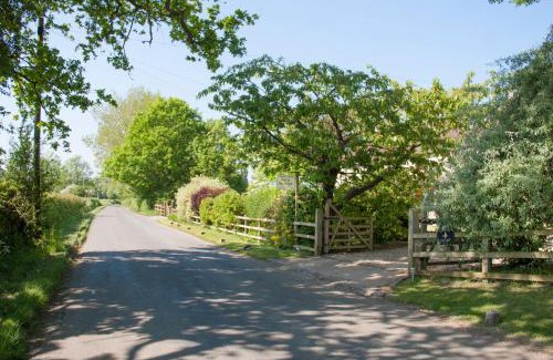 Saintbury Bed & Breakfast | Welcoming Larkrise Cottage Bed And Breakfast - Guest Rated 9.8