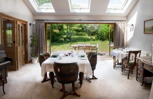 Saintbury Bed & Breakfast | Welcoming Larkrise Cottage Bed And Breakfast - Guest Rated 9.8