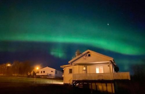 Tromso House | Family-Friendly Larseng Kystferie with Hot Tub & Breakfast