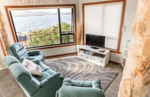 White Beach House | Discover Larus Waterfront Cottage: Family-Friendly Getaway