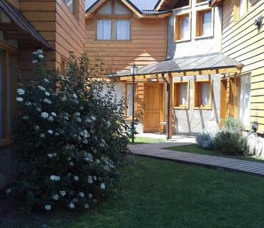 Lanin National Park House | Idyllic Las Cuatro Estaciones: Oceanfront Escape with Hot Tub