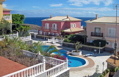 Arenas del Mar House | Las Dunas 2: Cozy Retreat with Pool & Ocean Views