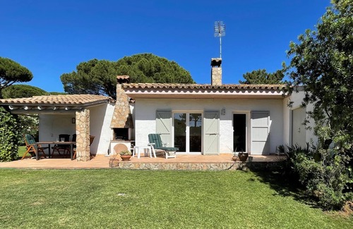 Begur Cottage | Discover Las Flores 3B: Pool, Spa & Breakfast in Begur
