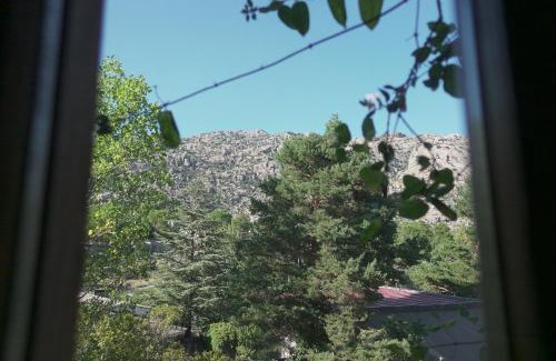 Manzanares el Real House | Experience Las Horas Perdidas: Pet-Friendly Getaway