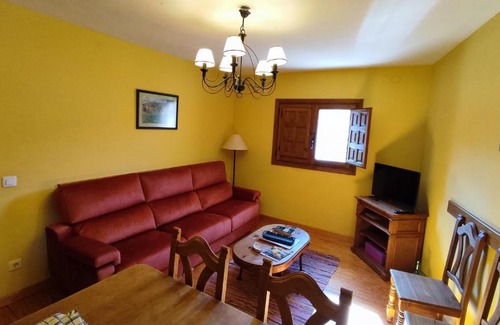 Valle de Valdelaguna House | Pet-Friendly Retreat at Las Hoyas I y II - Rated 9/10