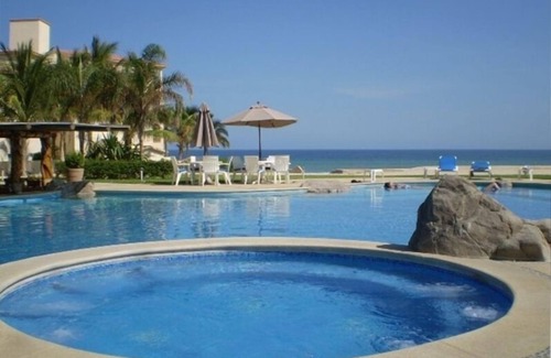Zona Hotelera Condo | Indulge in Las Mananitas: Ocean View Condo with Spa & Pool