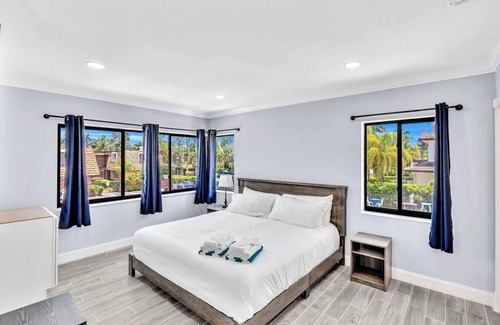 Nurmi Isles Apartment | Elegant Las Olas 2BR Apartment with Pool & Pet Friendly