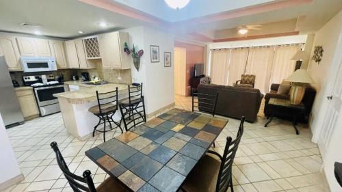Puerto Penasco Apartment | Guest Rated 10/10: Las Palmas Resort with Oceanfront Pool