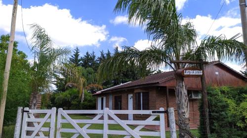 Villa Lia House | Welcoming Las Palmeras: Pet-Friendly Oceanfront Retreat