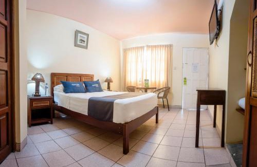 Huanchaco Hotel | Relax at Las Palmeras de Huanchaco with Pool & Breakfast