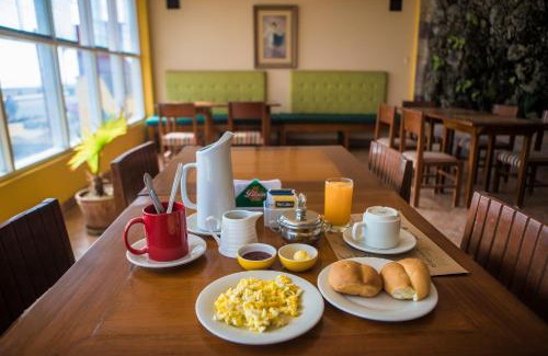 Huanchaco Hotel | Relax at Las Palmeras de Huanchaco with Pool & Breakfast