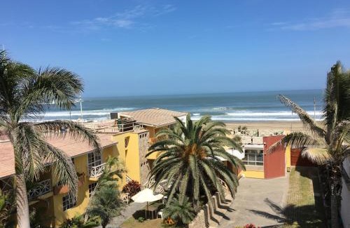 Huanchaco Hotel | Relax at Las Palmeras de Huanchaco with Pool & Breakfast