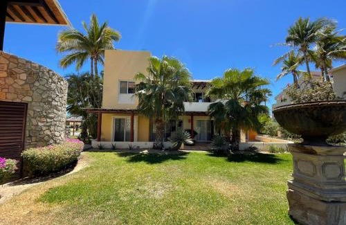 Campo de Golf Fonatur House | ```html
Inviting Guest Houses in San José del Cabo with Pool Access
```