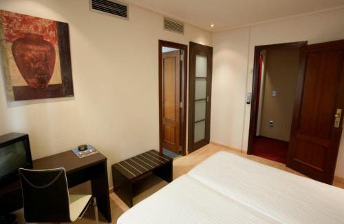 Aragon Hotel | Pet-Friendly Las Ventas: Pool, Hot Tub & Restaurant Awaits