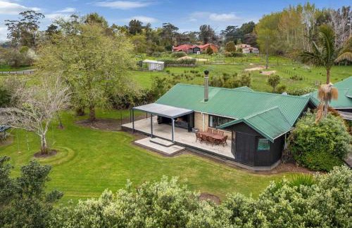 Dairy Flat House | Top-Rated Lascelles Escape: Pet-Friendly with Hot Tub