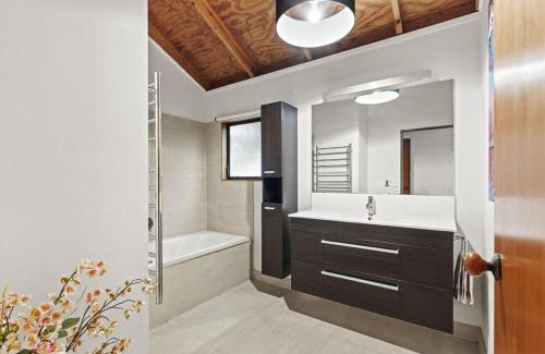 Dairy Flat House | Top-Rated Lascelles Escape: Pet-Friendly with Hot Tub