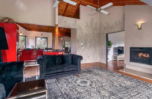 Dairy Flat House | Top-Rated Lascelles Escape: Pet-Friendly with Hot Tub
