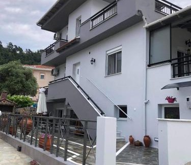Chrisi Akti House | Relax at Laskarina's House with Ocean View & Pet Friendly