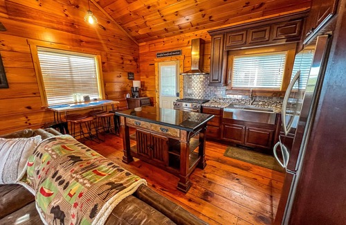 Fleetwood Cabin | Guest Rated 10/10: Cozy Log Cabin with Hot Tub Near Boone