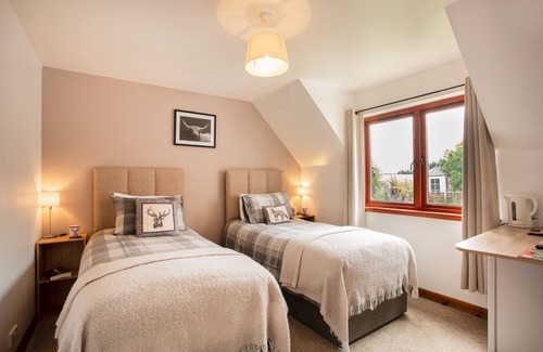 Alness House | Fyrish Retreat: En-Suite with Scenic Garden Views