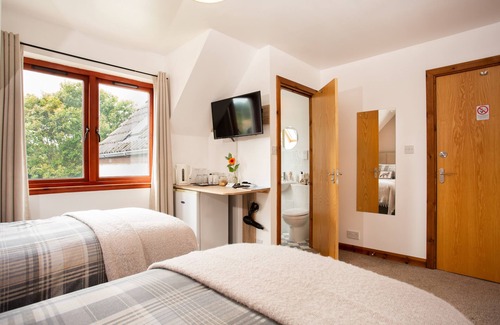 Alness House | Fyrish Retreat: En-Suite with Scenic Garden Views