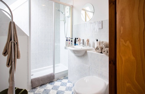 Alness House | Fyrish Retreat: En-Suite with Scenic Garden Views