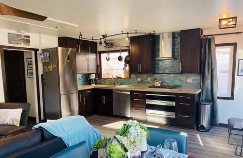 Mission Beach Cottage | Pet-Friendly Retreat with Ocean View Steps from the Beach