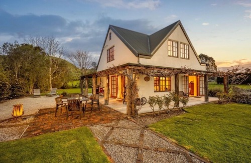 Brightwater House | Last Straw Cottage: Countryside Retreat with Ocean Views