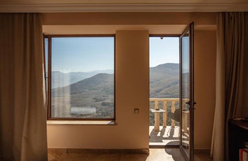 Yenokavan Resort | Experience Lastiver Resort: Oceanfront Relaxation Awaits