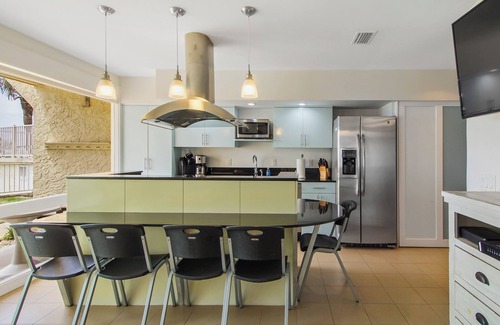 Fort Bay Condo | Latitude 29: Oceanfront Retreat with Breakfast Included