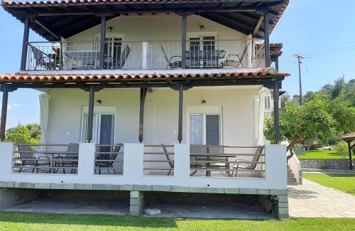 Ormos Panagias Apartment | Oceanfront Latoura Studios with Breakfast & 9.7/10 Rating