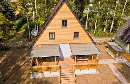 Gorden-Staupitz House | Idyllic Blue Vacation Home by the Lake with Ocean Views
