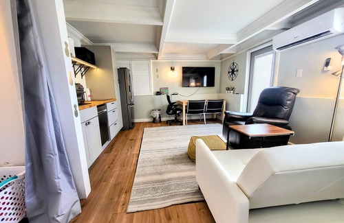 Bel Air House | Beachside Retreat: Lauderdale-by-the-Sea Guest House