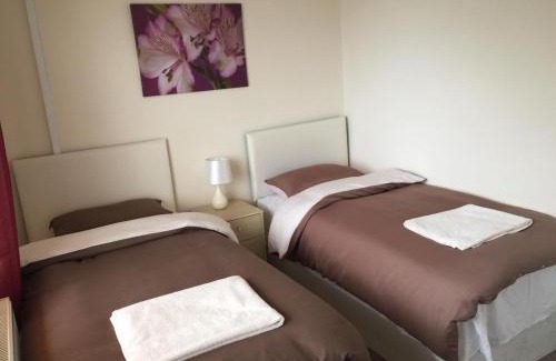 Glasgow House | Relax at Laughing Buddha Guesthouse with Breakfast & Access