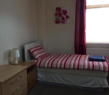 Glasgow House | Relax at Laughing Buddha Guesthouse with Breakfast & Access