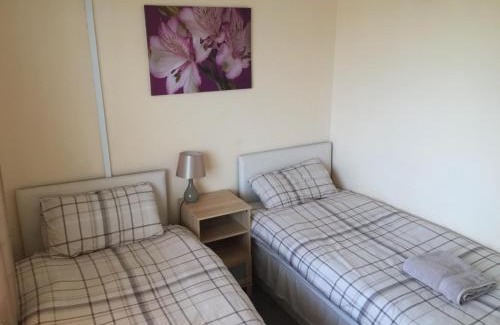 Glasgow House | Relax at Laughing Buddha Guesthouse with Breakfast & Access