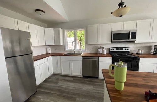 Hope House | Pet-Friendly Getaway at Laughing Turtle on Wixom Lake