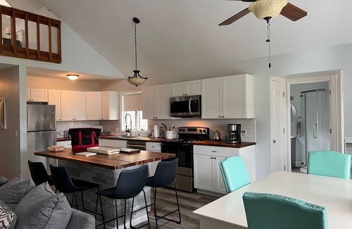 Hope House | Pet-Friendly Getaway at Laughing Turtle on Wixom Lake