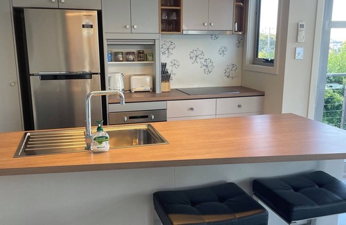 West Launceston House | Guest Rated 9.8: Launceston View Townhouse with Kitchen