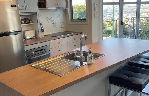 West Launceston House | Guest Rated 9.8: Launceston View Townhouse with Kitchen