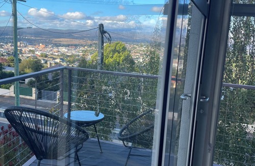 West Launceston House | Guest Rated 9.8: Launceston View Townhouse with Kitchen