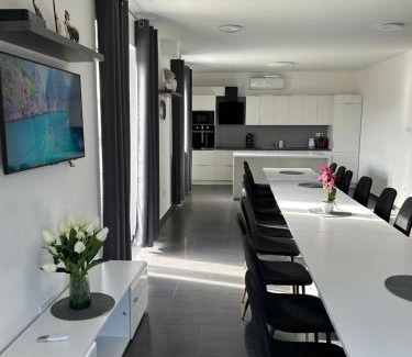 Morahalom Apartment | Explore Laura Apartmanház: Pet-Friendly with Spa Amenities