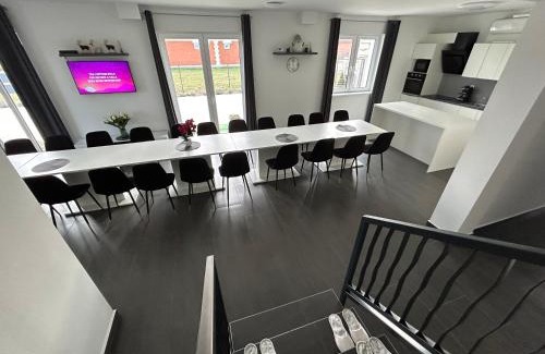 Morahalom Apartment | Explore Laura Apartmanház: Pet-Friendly with Spa Amenities
