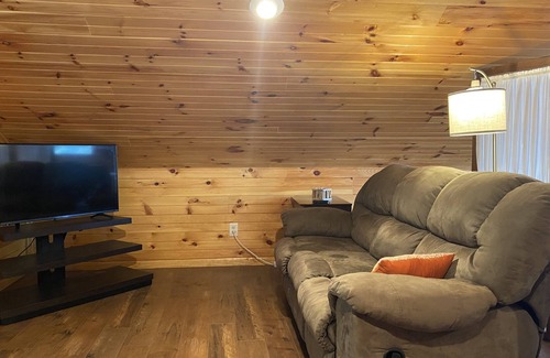 Battle Creek Cabin | Charming Laurabelle Lake House: Dog-Friendly & Scenic Views
