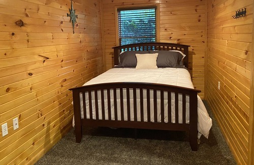 Battle Creek Cabin | Charming Laurabelle Lake House: Dog-Friendly & Scenic Views