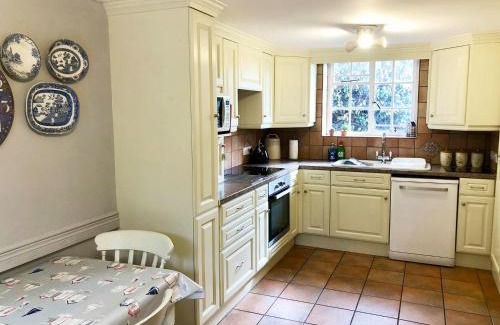 Stoke Gabriel House | Experience Comfort at Laurel Cottage - 5 Star Rated Retreat