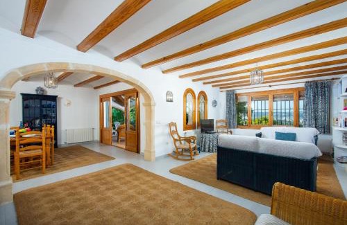 El Tosalet House | Laurel Hotel: Family-Friendly Retreat with Pool & 9.5 Rating